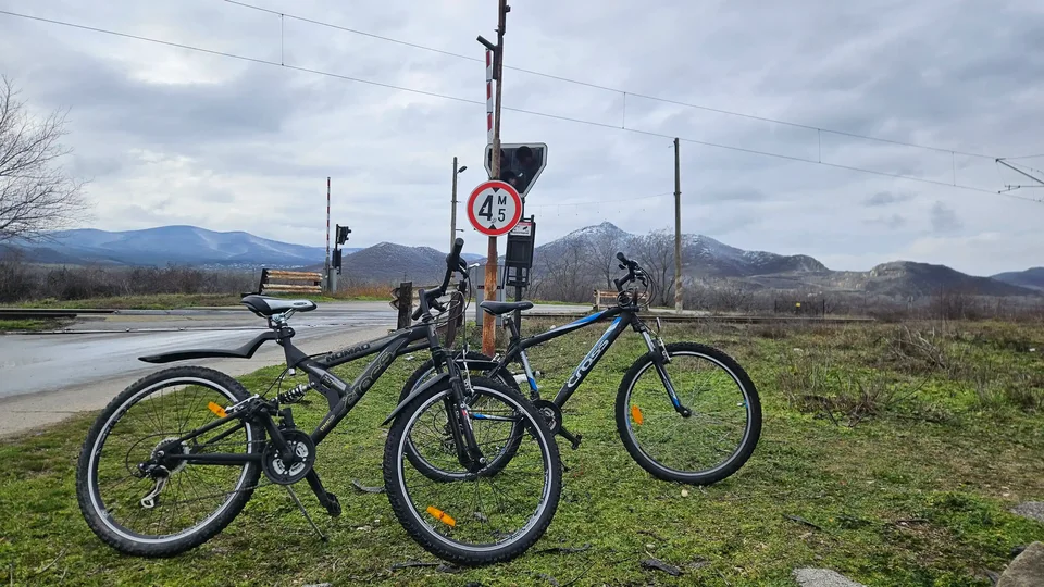 Bikes next to the train tracks