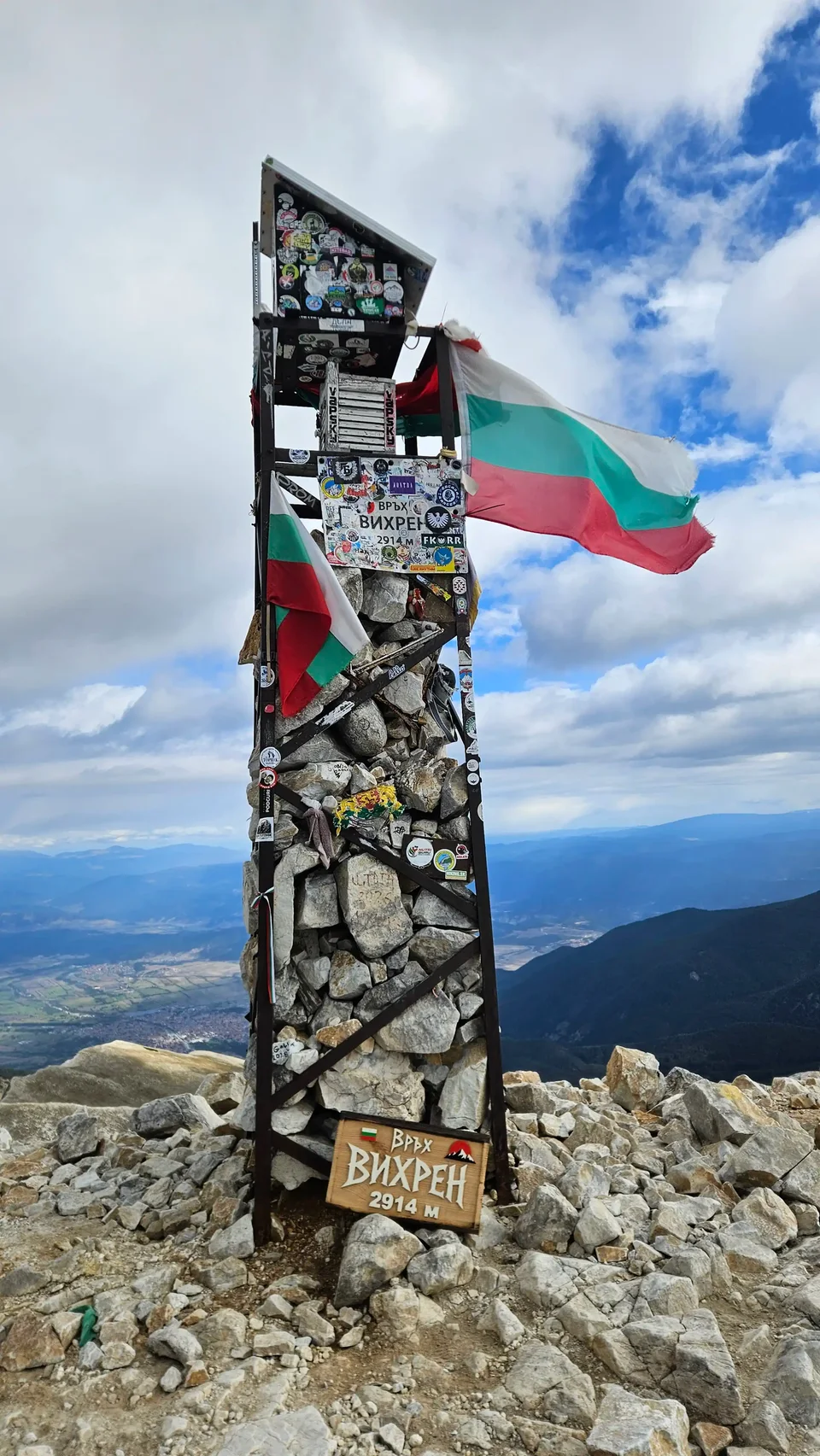 Vihren summit marker and Bulgarian flags